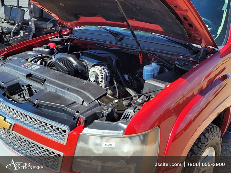 2013-chevrolet-suburban-1500-image-17