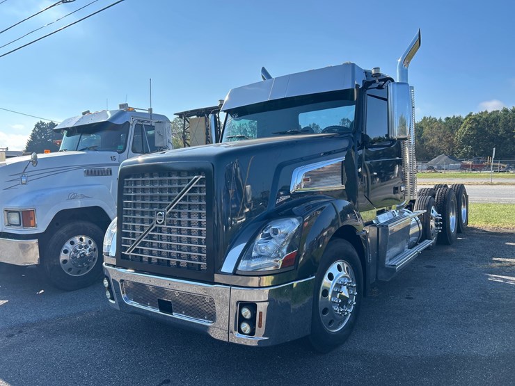 #86-•-2007-volvo-vt-truck-image-1