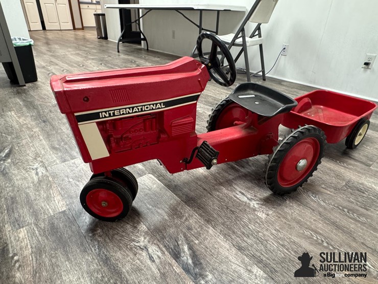 international-nf-pedal-tractor-&-wagon-image-1