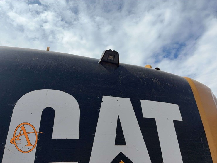 2017-caterpillar-323-image-34