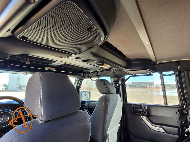 2015-jeep-wrangler-unlimited-sahara-image-10