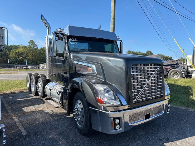 #86-•-2007-volvo-vt-truck-image-6