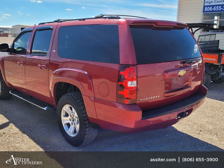 2013-chevrolet-suburban-1500-image-4
