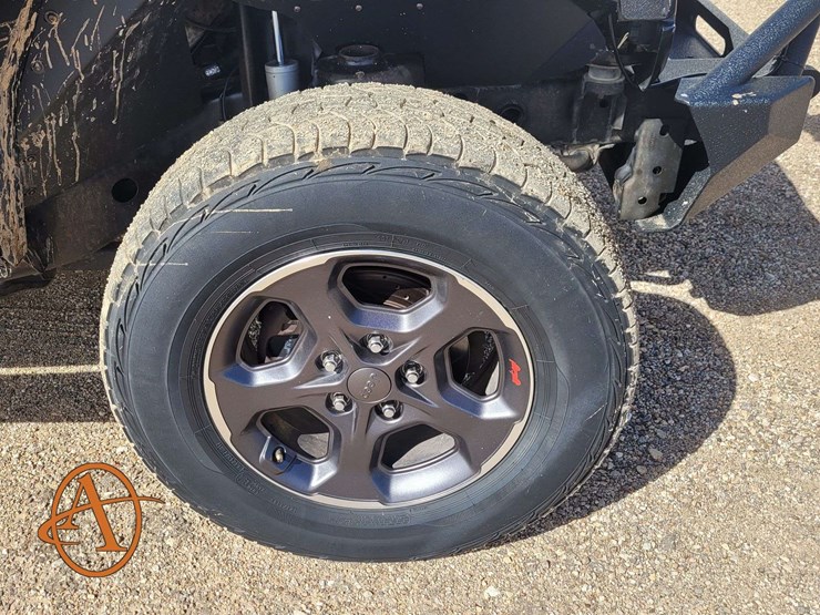 2015-jeep-wrangler-unlimited-sahara-image-21