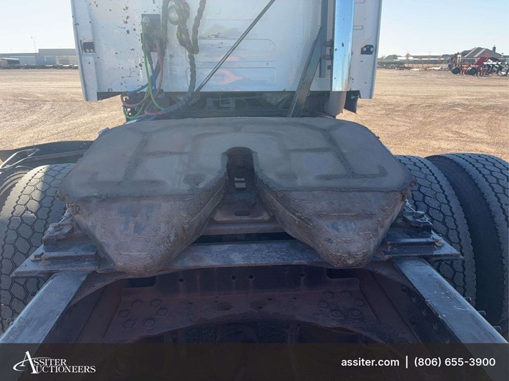 2019-volvo-vnl-tandem-axle-dual-conventional-new-generation-tractor-truck-image-9