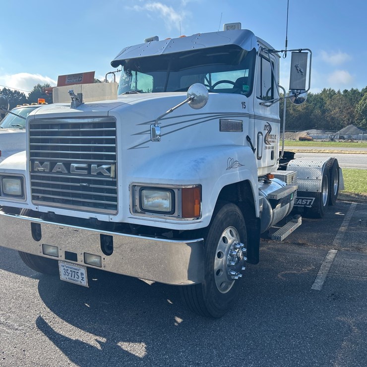 #85 • 2000 Mack CH613 Truck