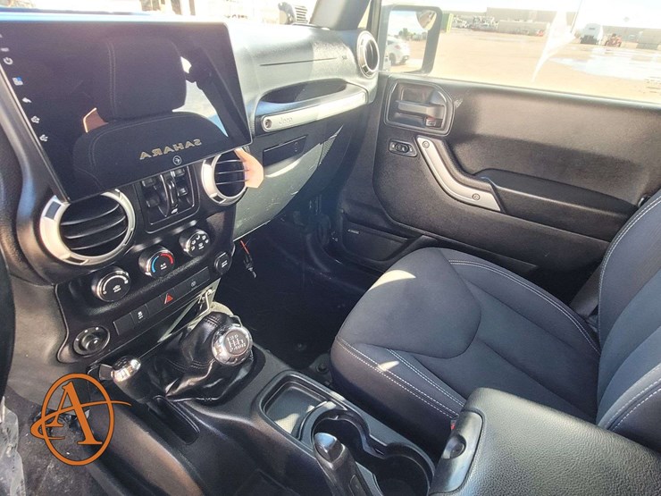2015-jeep-wrangler-unlimited-sahara-image-13