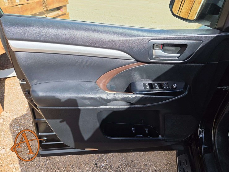 2015-toyota-highlander-xle-image-18