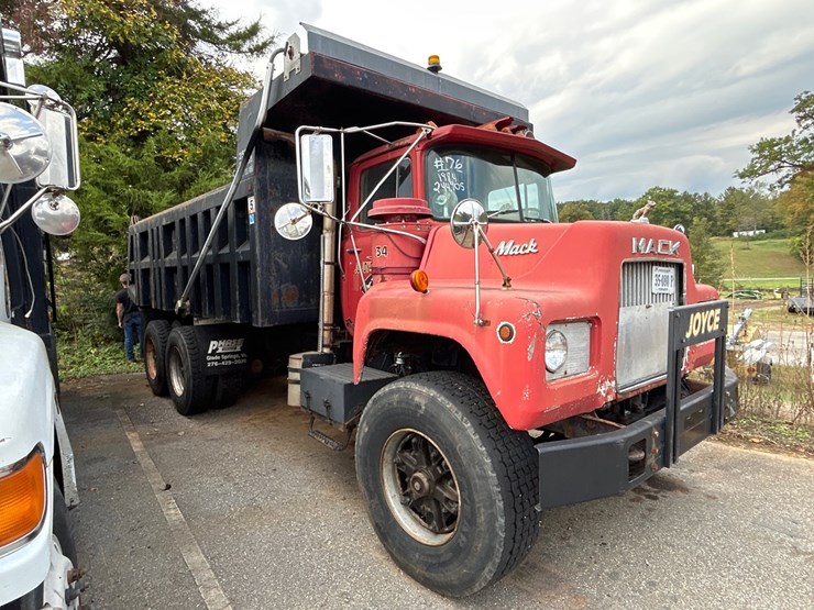 #76-•-1984-mack-dm690s-truck-image-4