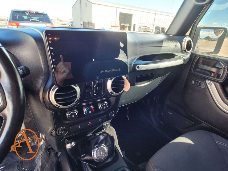 2015-jeep-wrangler-unlimited-sahara-image-14