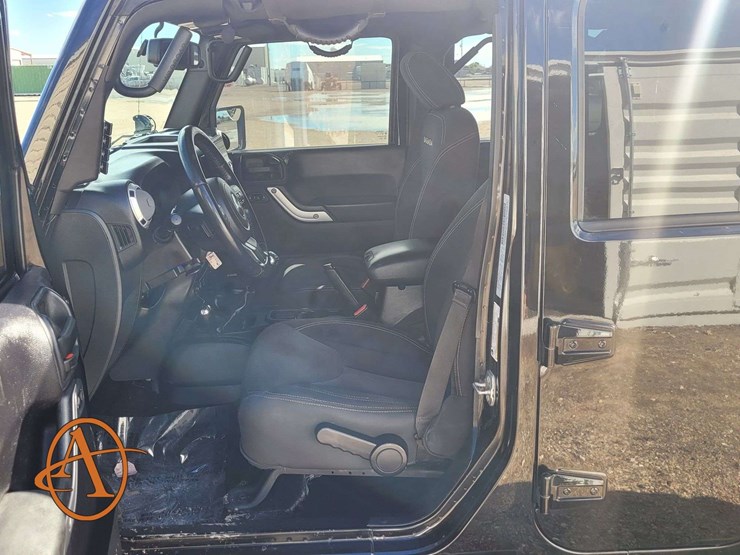 2015-jeep-wrangler-unlimited-sahara-image-12