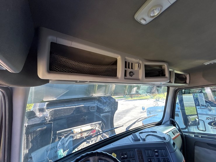 #86-•-2007-volvo-vt-truck-image-29