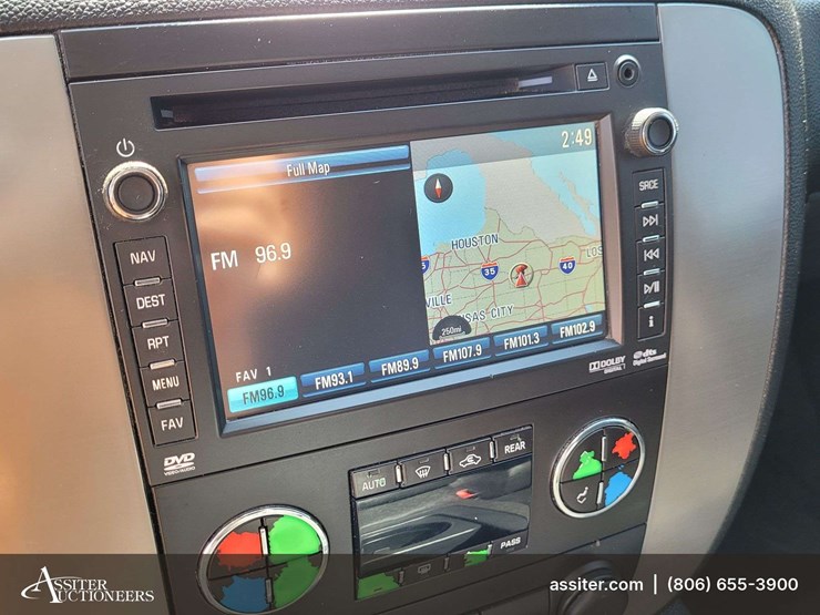 2013-chevrolet-suburban-1500-image-15