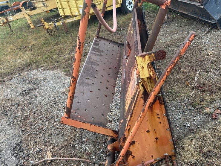 #13-•-dump-truck-gravity-fed-tailgate-image-2