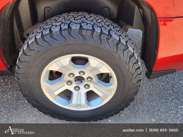 2013-chevrolet-suburban-1500-image-22