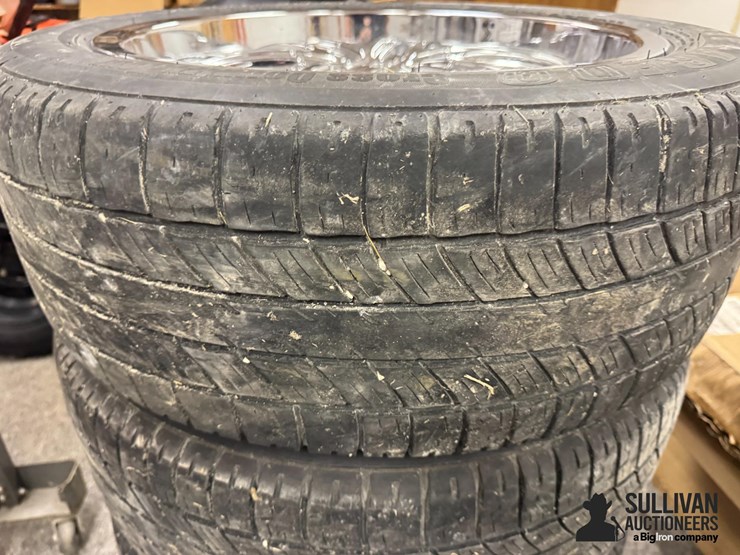 4---20"-polished-aluminum-wheels-with-uniroyal-p245/50r20-tires-image-4