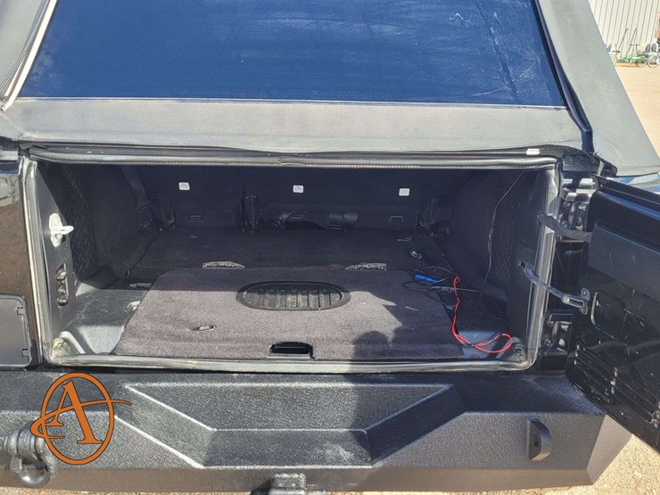2015-jeep-wrangler-unlimited-sahara-image-6