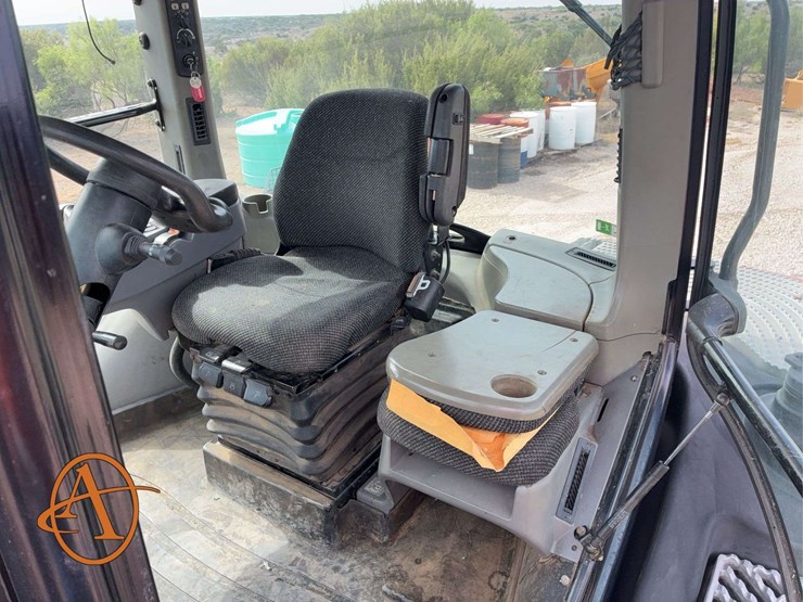 2005-challenger-cat-mt-855-b-belted-tractor-image-16