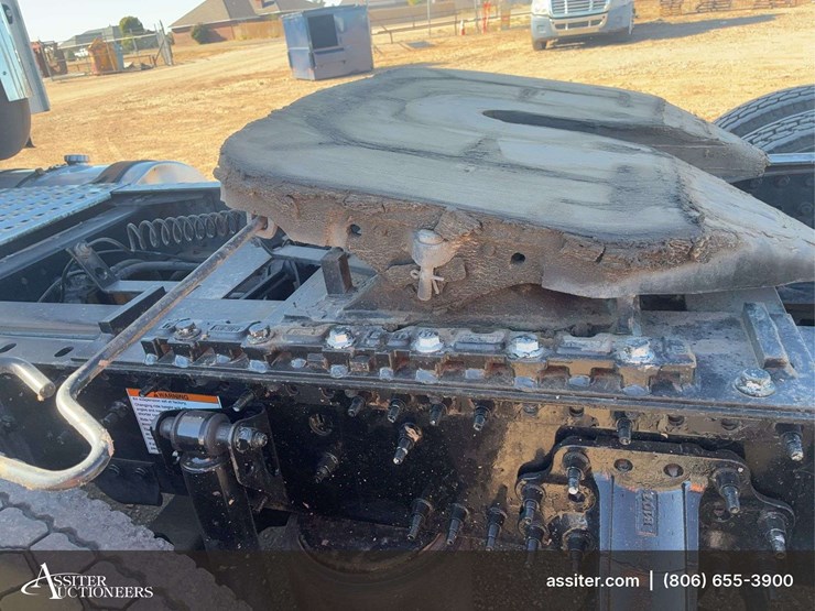 2019-volvo-vnl-tandem-axle-dual-conventional-new-generation-tractor-truck-image-8