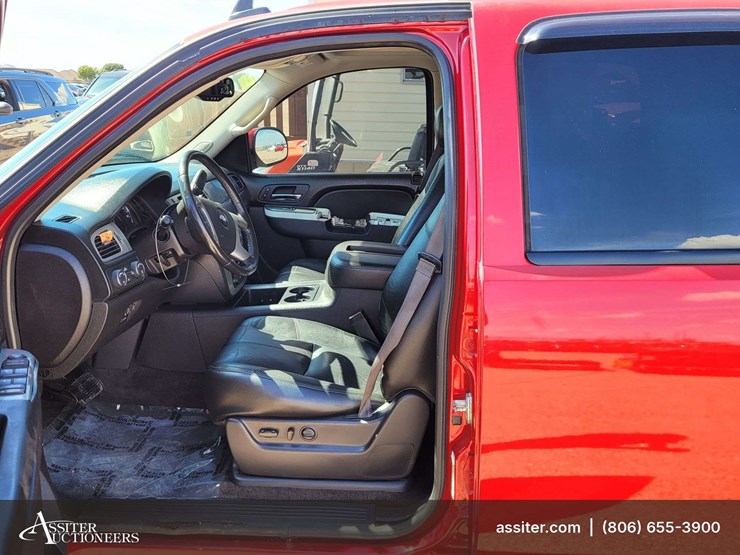 2013-chevrolet-suburban-1500-image-11