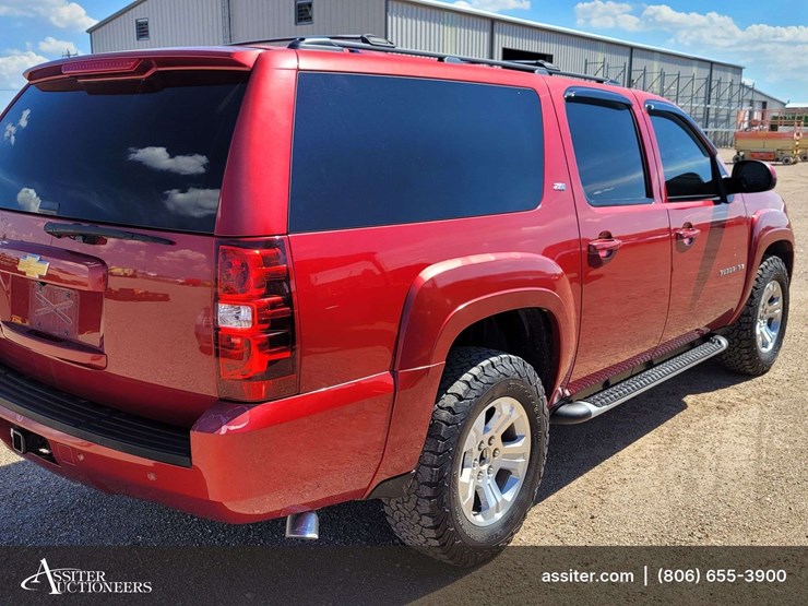 2013-chevrolet-suburban-1500-image-3