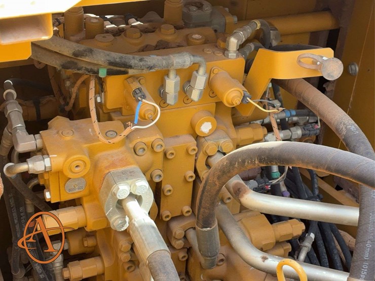 2017-caterpillar-323-image-40