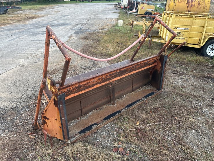 #13-•-dump-truck-gravity-fed-tailgate-image-3