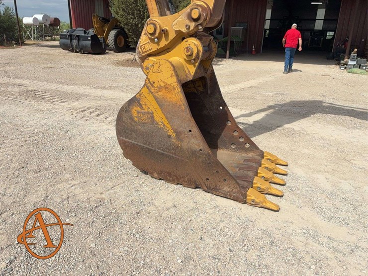 2017-caterpillar-323-image-5
