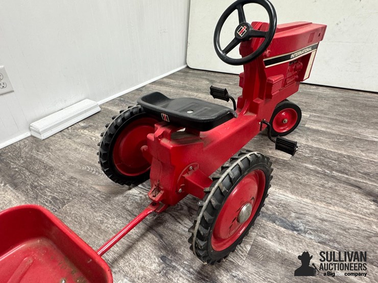 international-nf-pedal-tractor-&-wagon-image-4