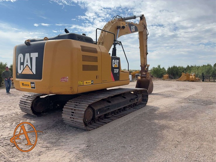 2017-caterpillar-323-image-3