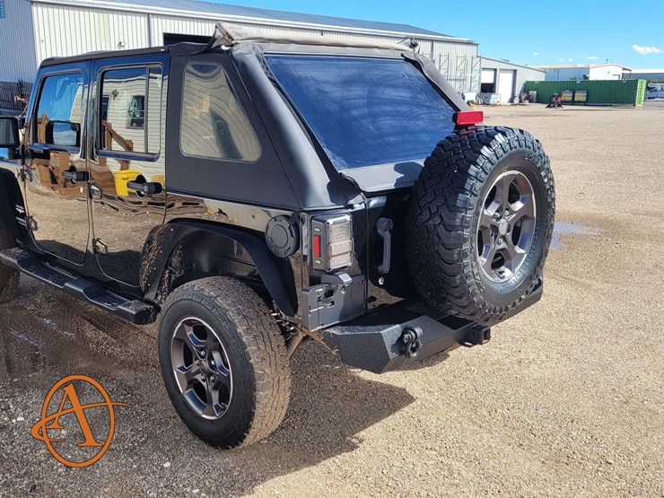 2015-jeep-wrangler-unlimited-sahara-image-5