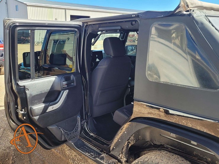 2015-jeep-wrangler-unlimited-sahara-image-8