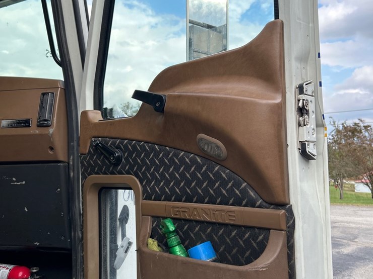 #81-•-2007-mack-ctp713-truck-image-12