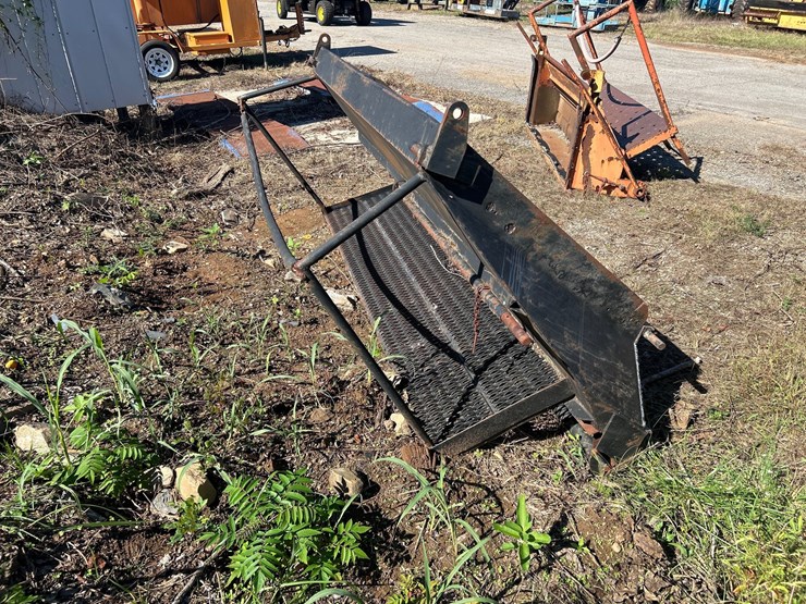 #12-•-dump-truck-gravity-fed-tailgate-image-4