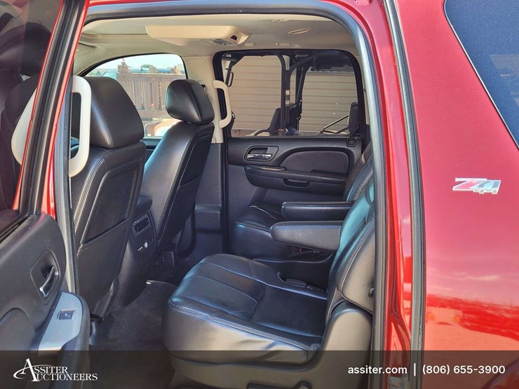 2013-chevrolet-suburban-1500-image-8