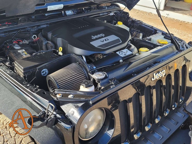 2015-jeep-wrangler-unlimited-sahara-image-20