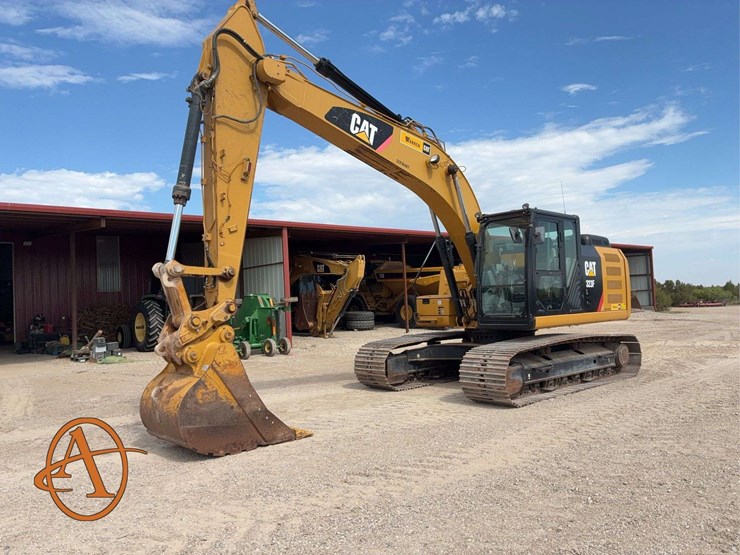 2017-caterpillar-323-image-1