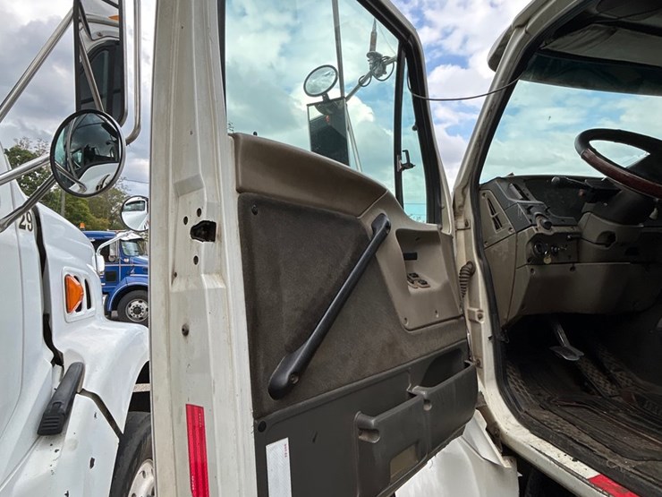 #78-•-2001-sterling-l9511-truck-image-10