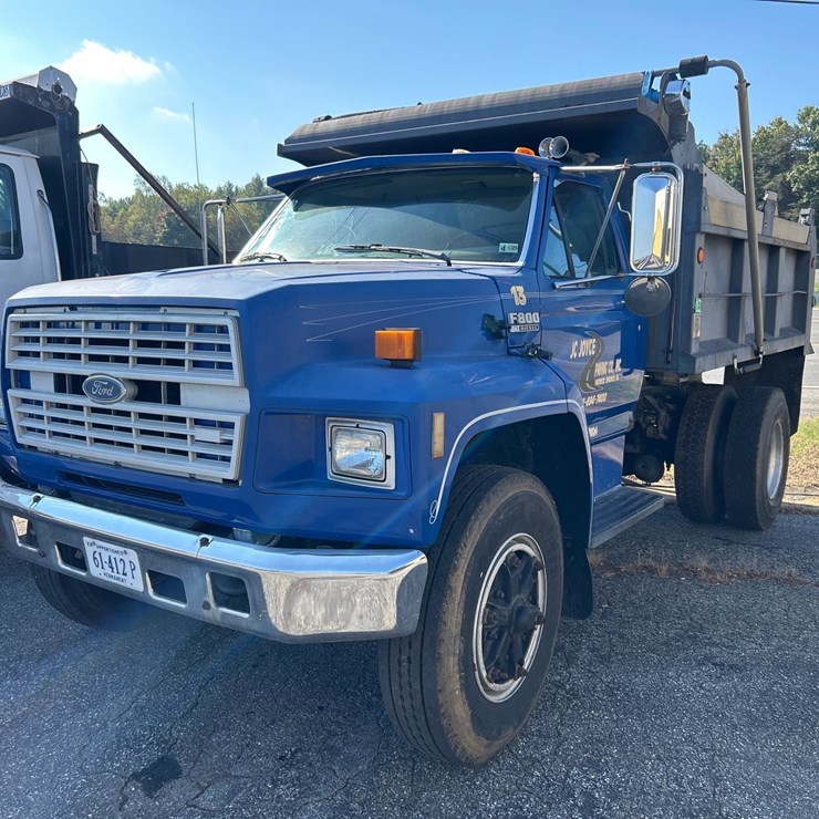#90 • 1990 Ford F800 Truck