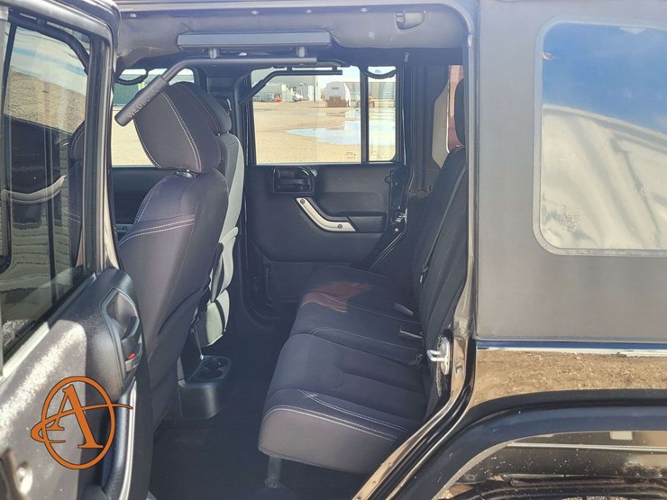 2015-jeep-wrangler-unlimited-sahara-image-9