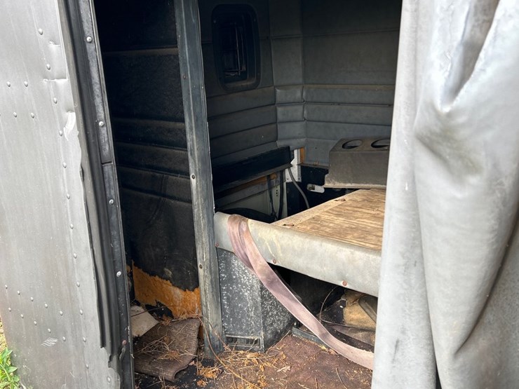 #34-•-truck-cab-sleeper-image-5