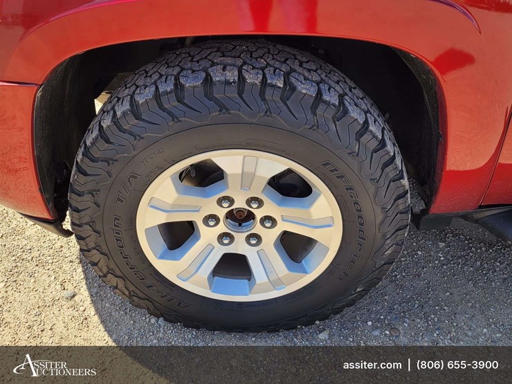 2013-chevrolet-suburban-1500-image-19