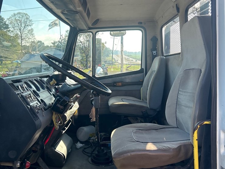 #83-•-1997-freightliner-fl70-truck-image-10