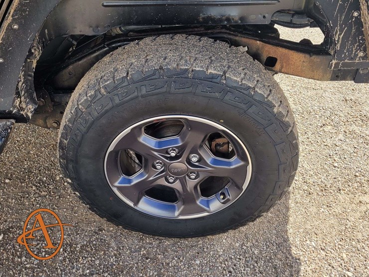 2015-jeep-wrangler-unlimited-sahara-image-23