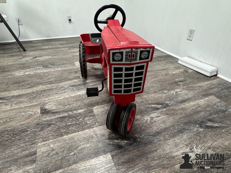 international-nf-pedal-tractor-&-wagon-image-2