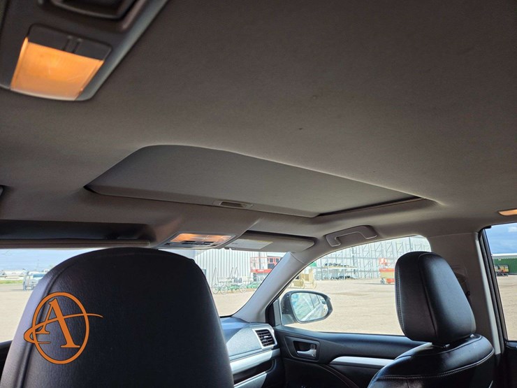 2015-toyota-highlander-xle-image-17