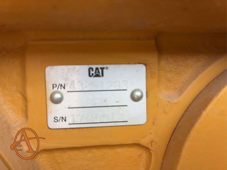 2017-caterpillar-323-image-46