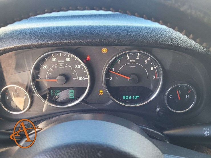2015-jeep-wrangler-unlimited-sahara-image-18