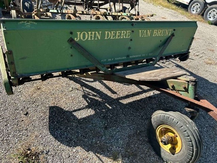 john-deere-no.-9-fertilizer-attachment-image-1