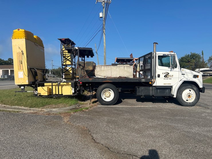 #83-•-1997-freightliner-fl70-truck-image-4